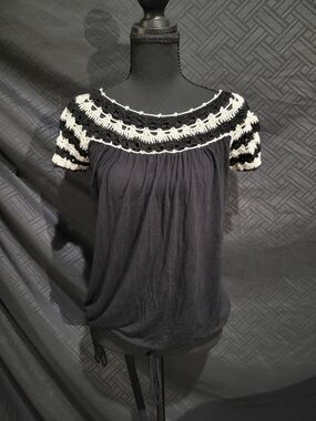 Cache Top Women's Size XS Black w/ Crochet Black/White Sleeve